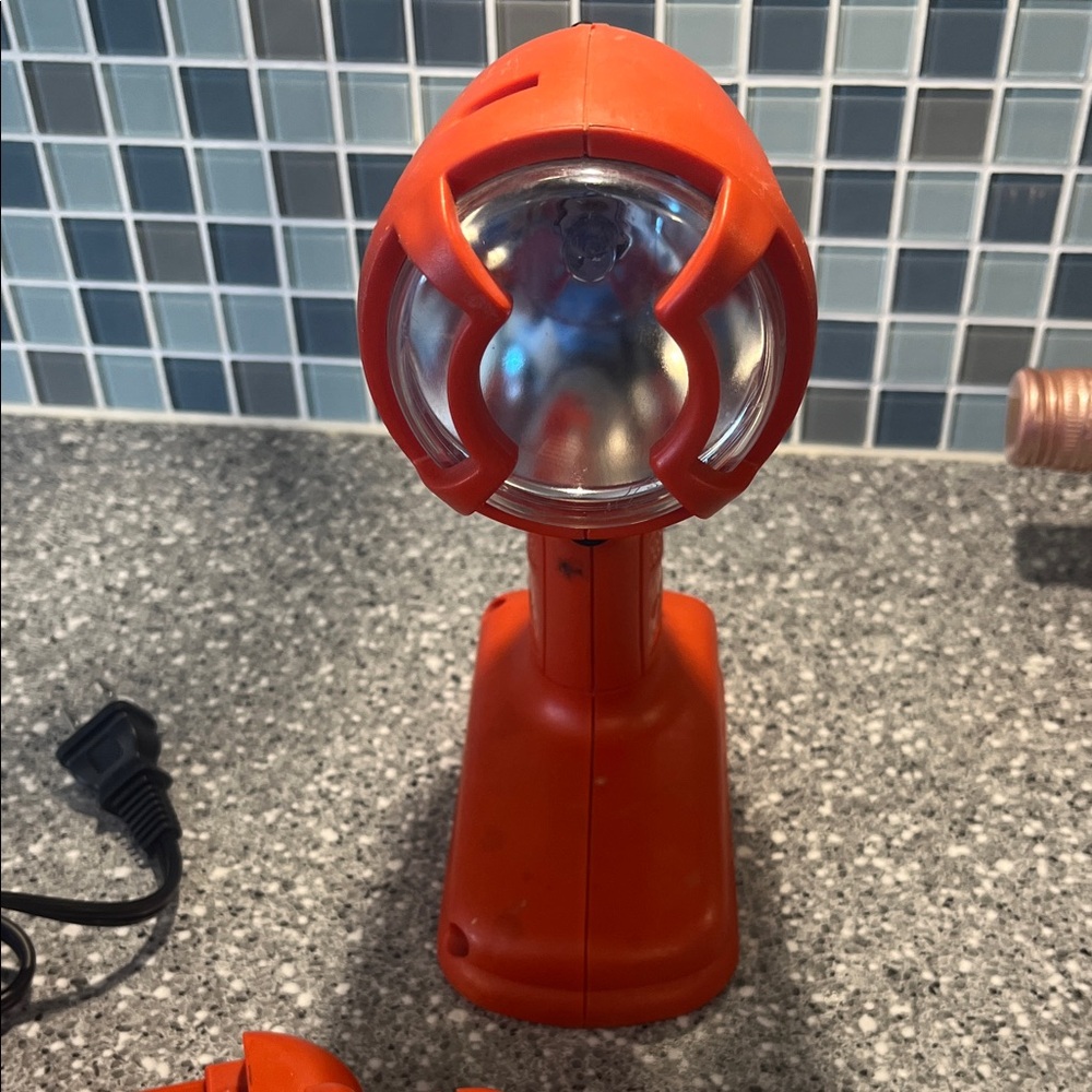 Black & Decker Firestorm Charger with bonus Flashlight - Picture 3 of 5